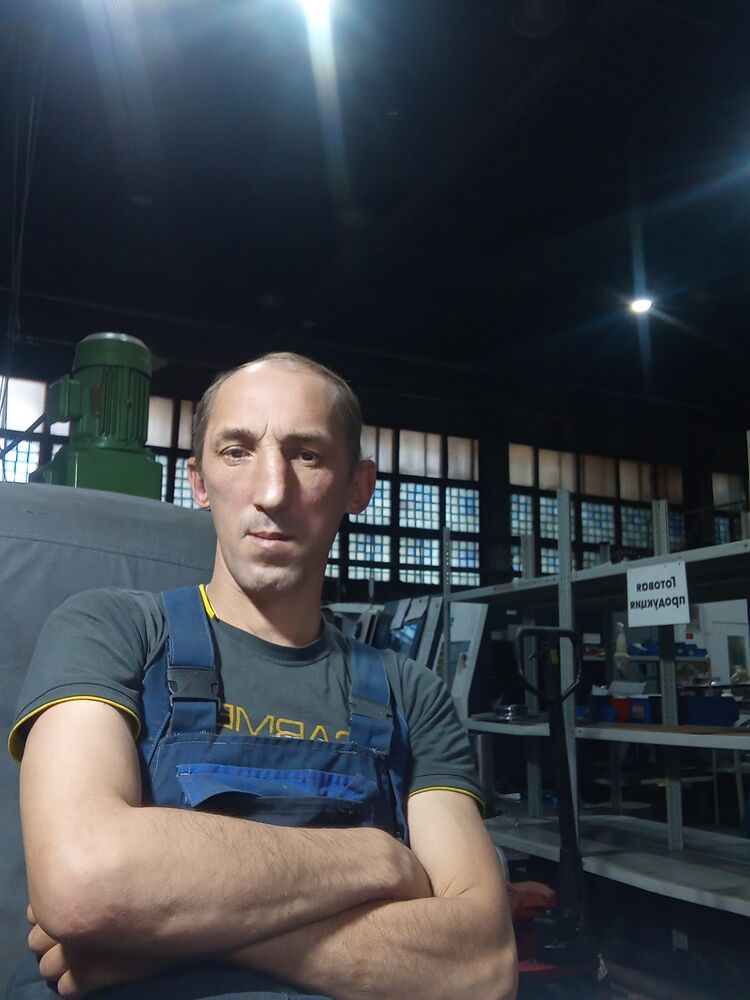  52686187  Yury, 47 ,    