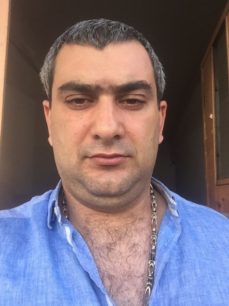  13124817  Artur, 44 ,    