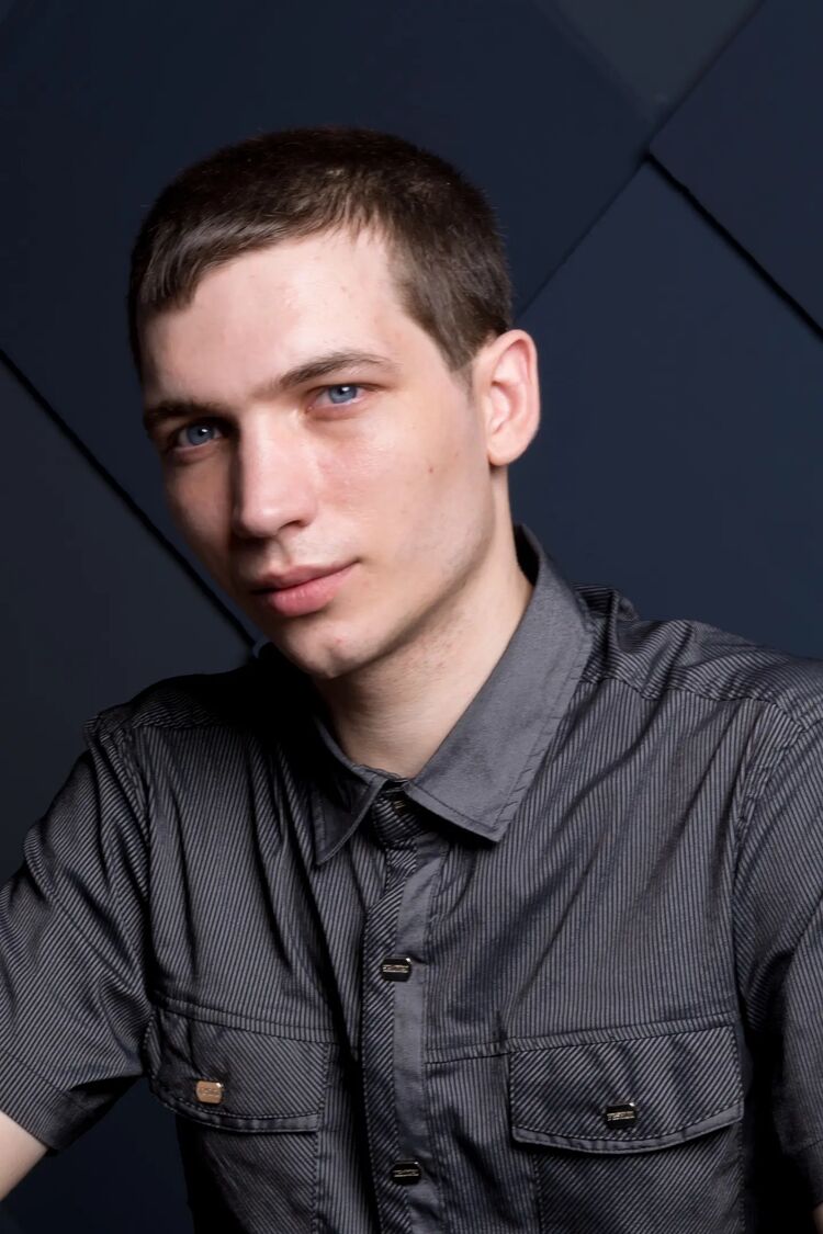  37211127  Eduard, 34 ,    