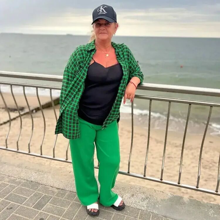  ,   Elena, 53 ,   c 