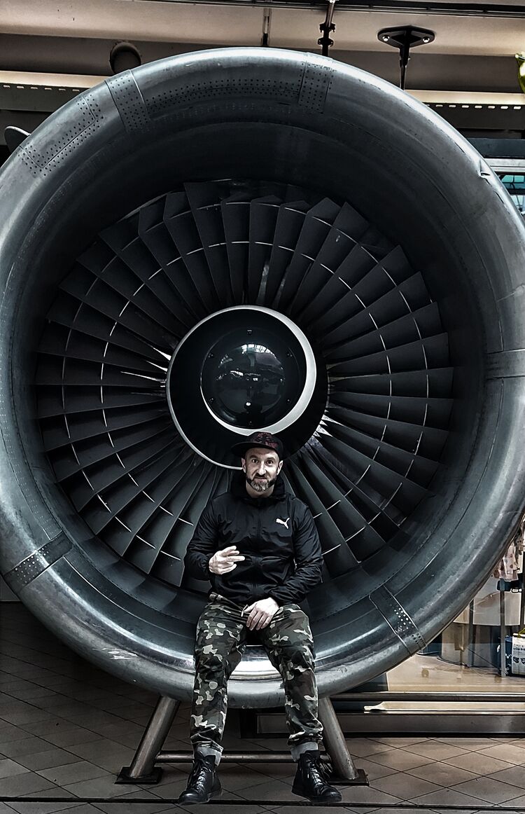  26189387  Ruslan, 40 ,    