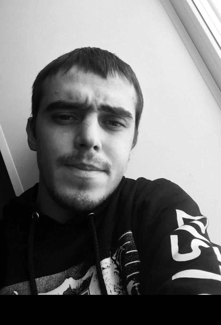  44732807  Ivan, 28 ,    