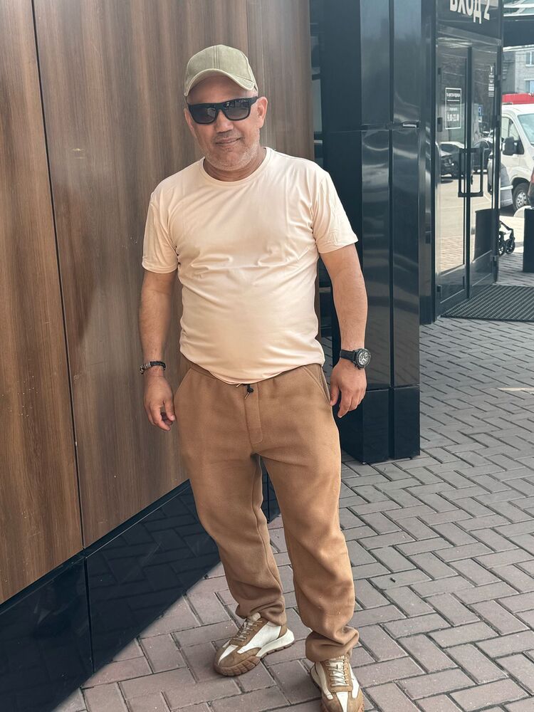  52971117  Vartan, 48 ,    