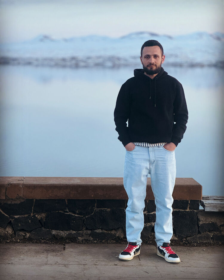  51911857  Vahram, 28 ,    