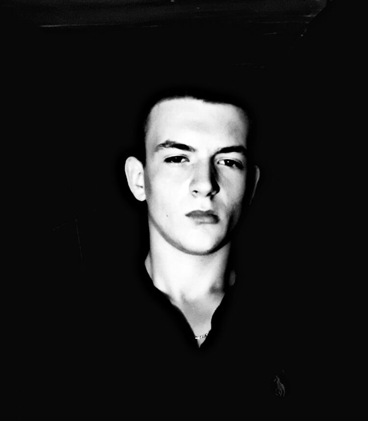  28399497  Stanislav, 22 ,    