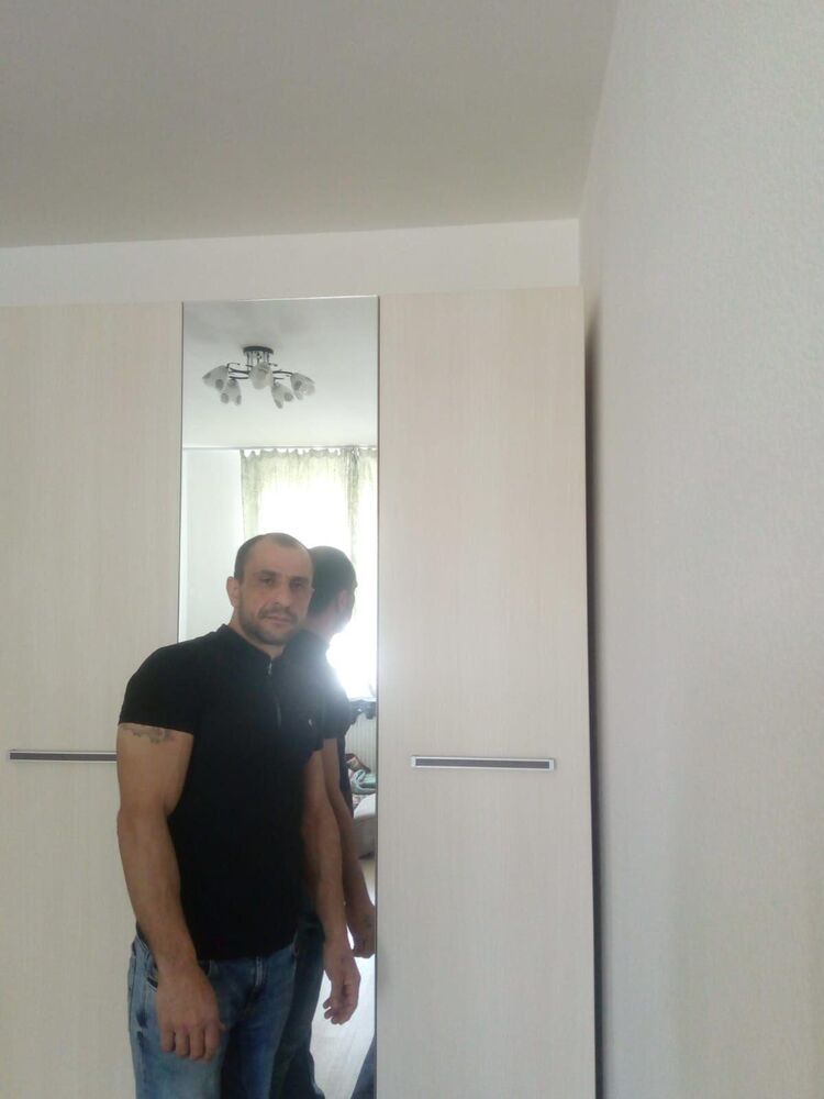  53693467  Artak, 40 ,    