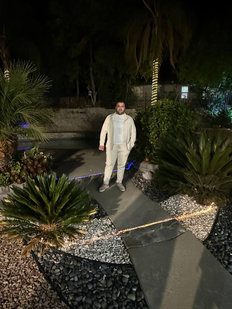  52128707  Raphael, 26 ,    Burbank