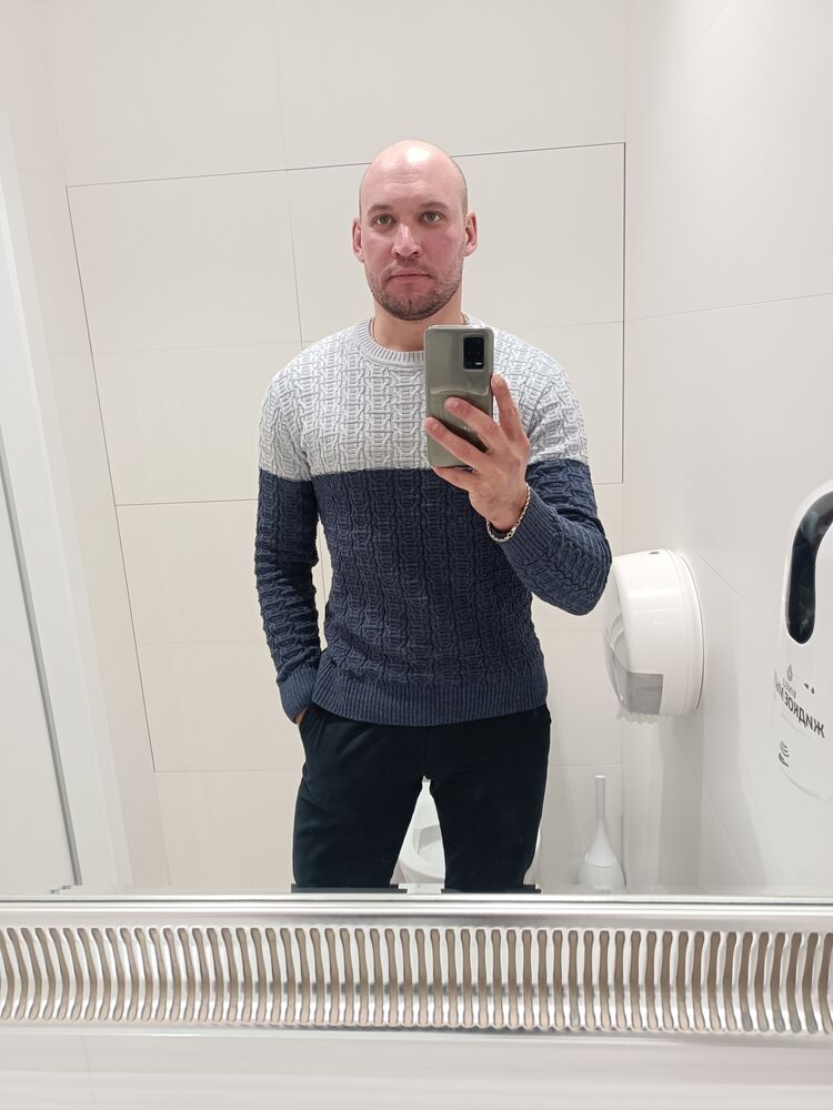  34487157  Dominik, 35 ,    