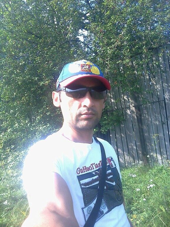  6876227  Axmed, 46 ,    