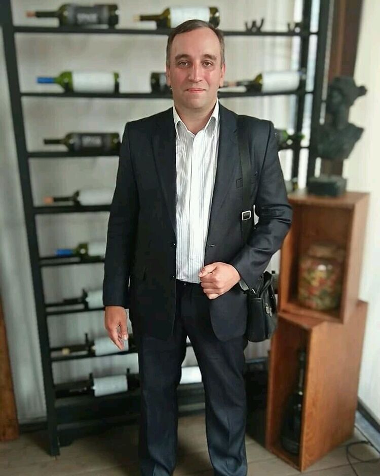  21048367  Alex actor, 42 ,    