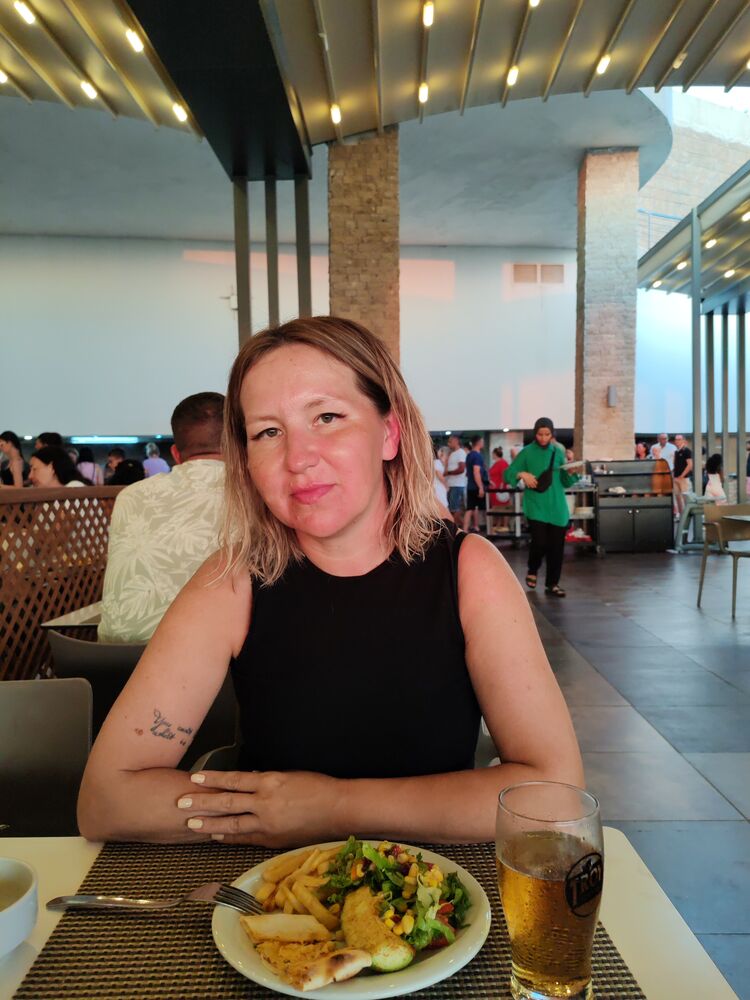  53028237  Angelina, 44 ,    