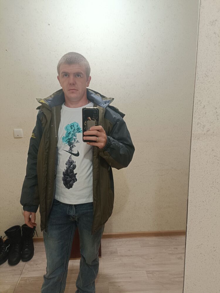  49654717  Mikhail, 31 ,    