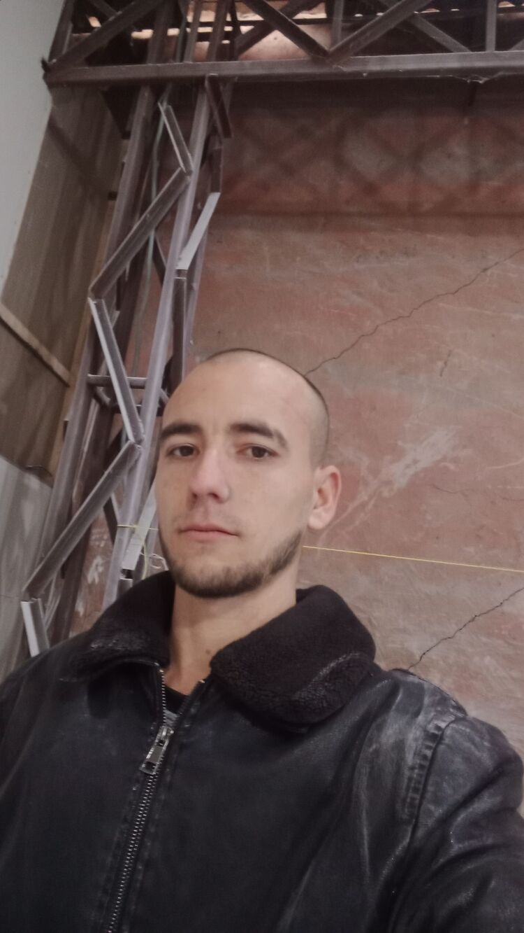  40477837  Artem, 27 ,    