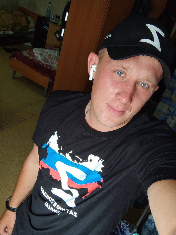  28137617  Mikhail, 28 ,    