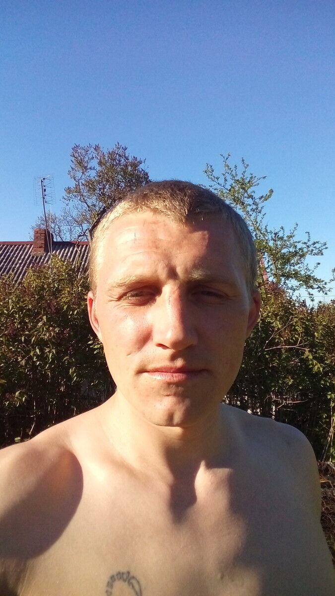  9560727  Artur, 36 ,    