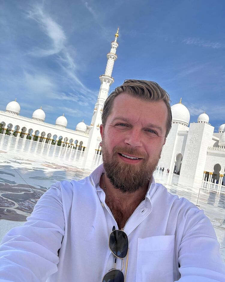  52408617  Anton, 35 ,    