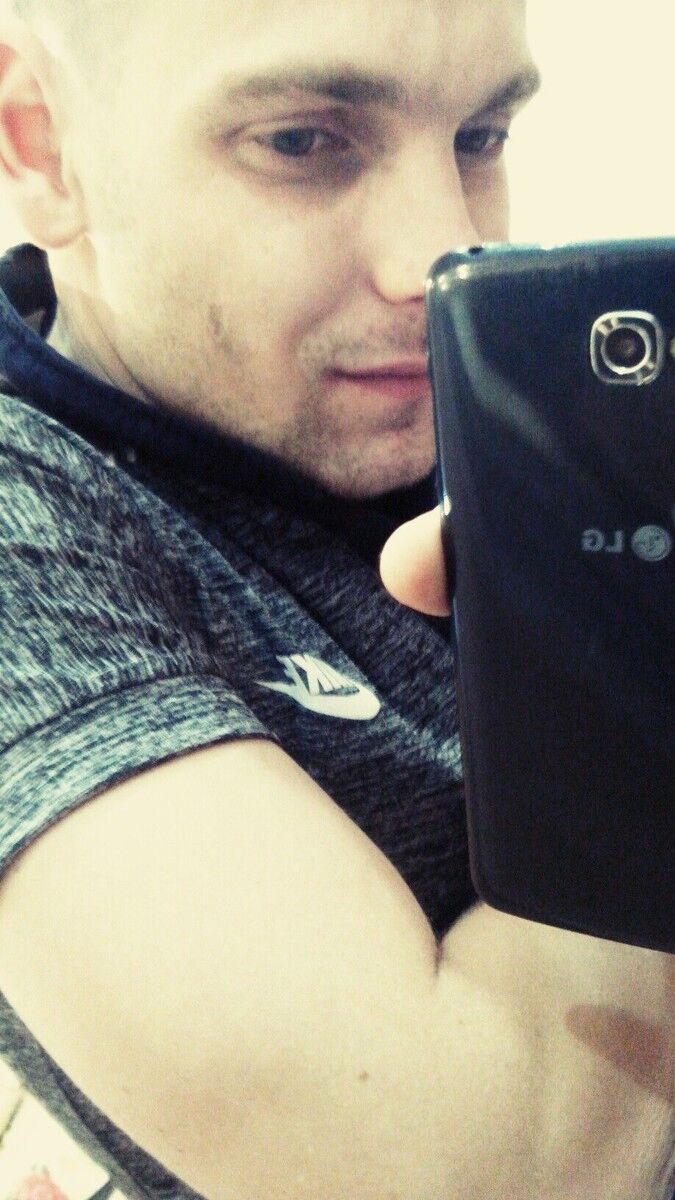  18305437  Sergei, 34 ,    