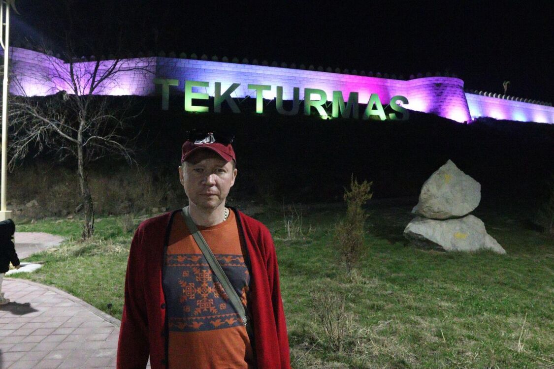  41383637  Georgiy, 44 ,    