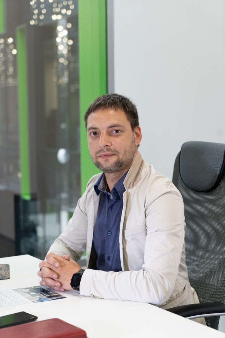  ,   Max Prav, 40 ,   ,   , c 