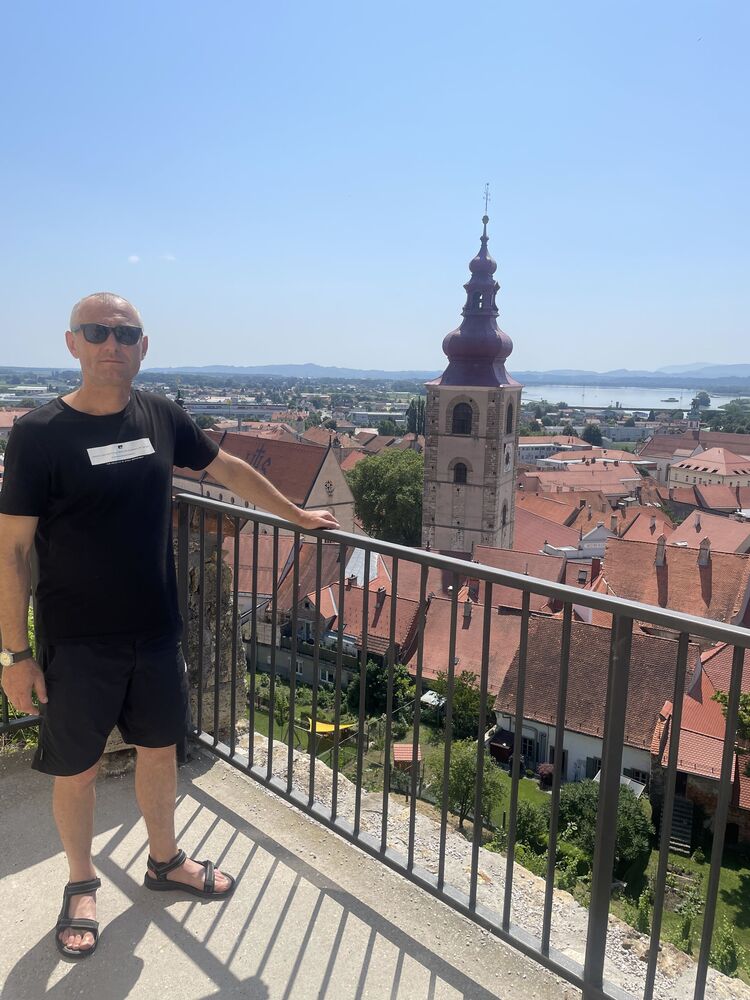  47827437  Serhei, 40 ,    Ashford