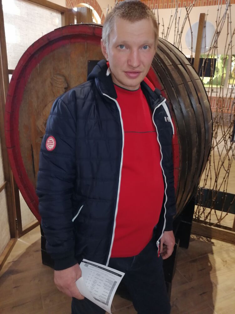  22805677  Andrei R, 43 ,    