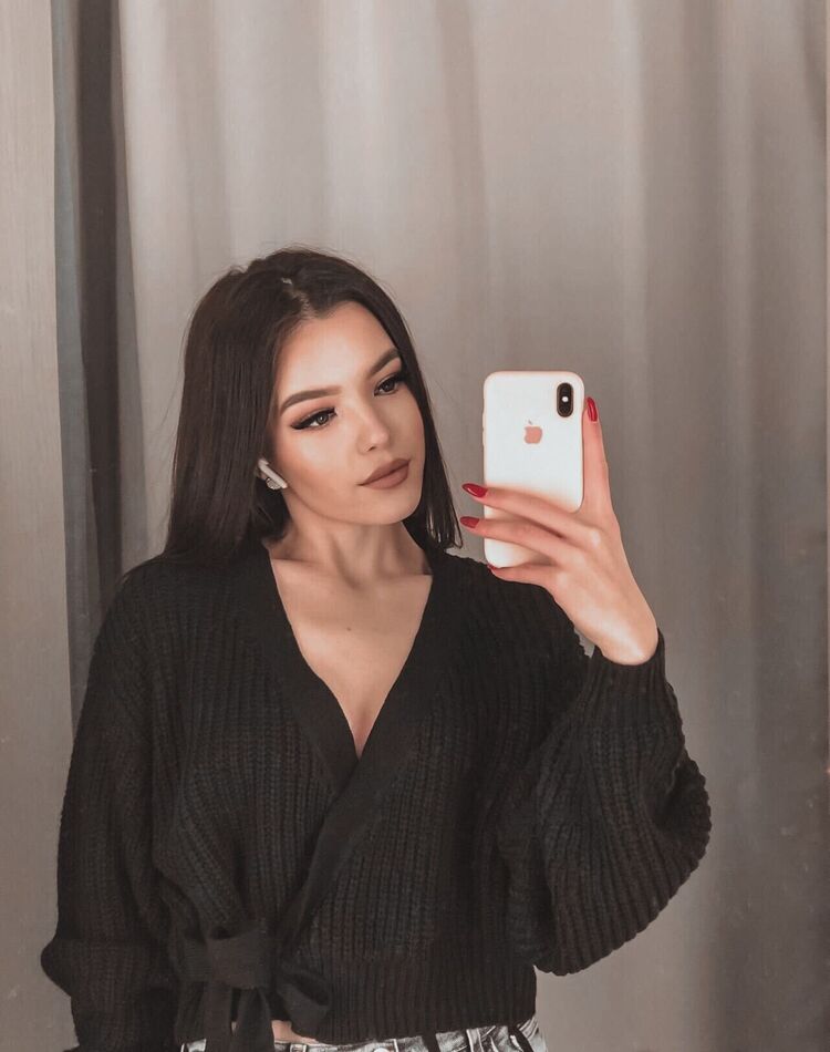  ,   ANASTASIA, 22 ,   
