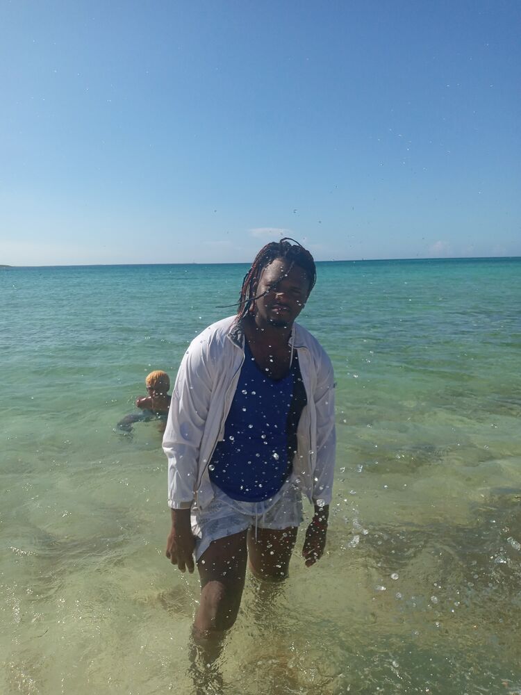  40480387  Yasmani, 28 ,    