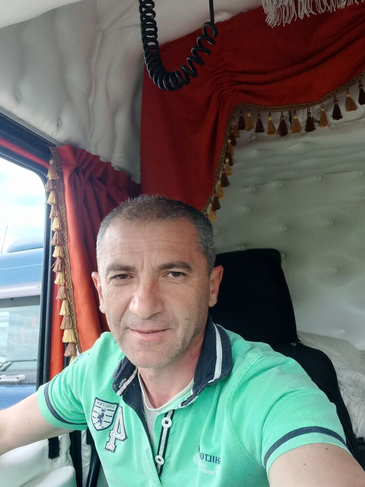  45176467  Misho, 52 ,    