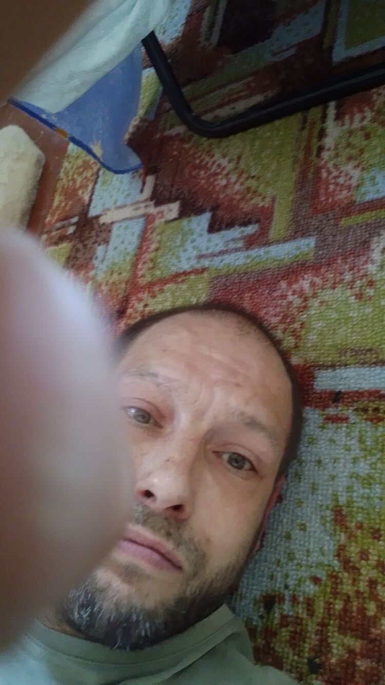  45645437  Anton, 44 ,    
