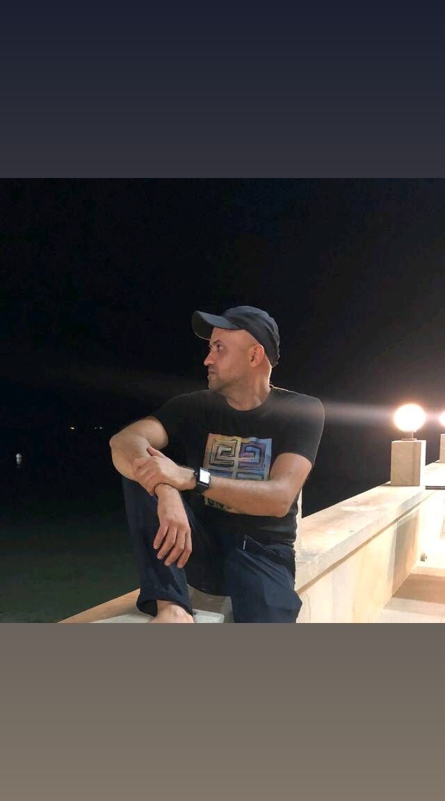  40454377  Rufat, 37 ,    