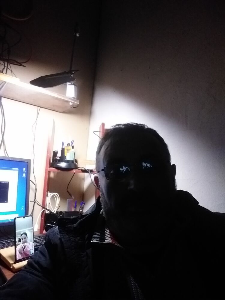  40234887  Agasi, 57 ,    