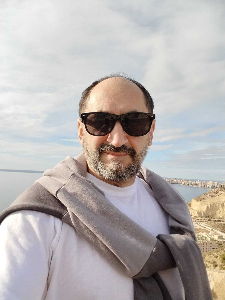  46634617  Sargis, 63 ,    