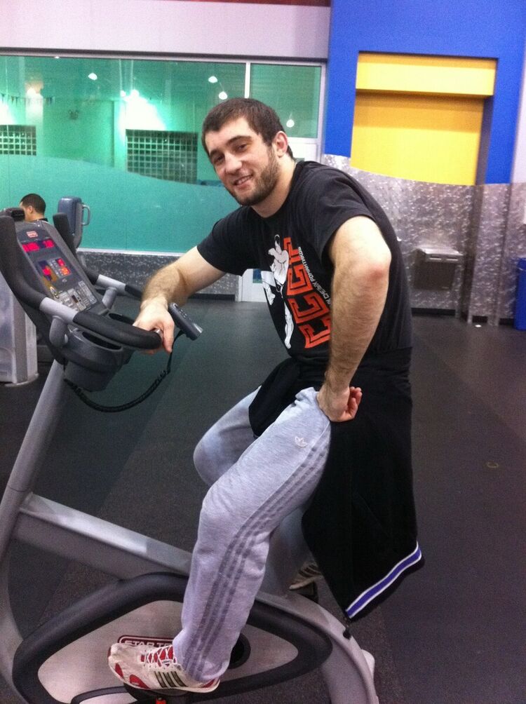 20528527  Artur, 33 ,    