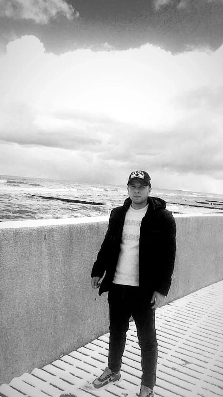  33906027  Artur, 26 ,    