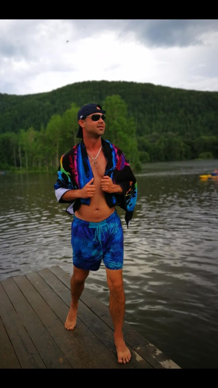  33211677  Dmitrii, 42 ,    