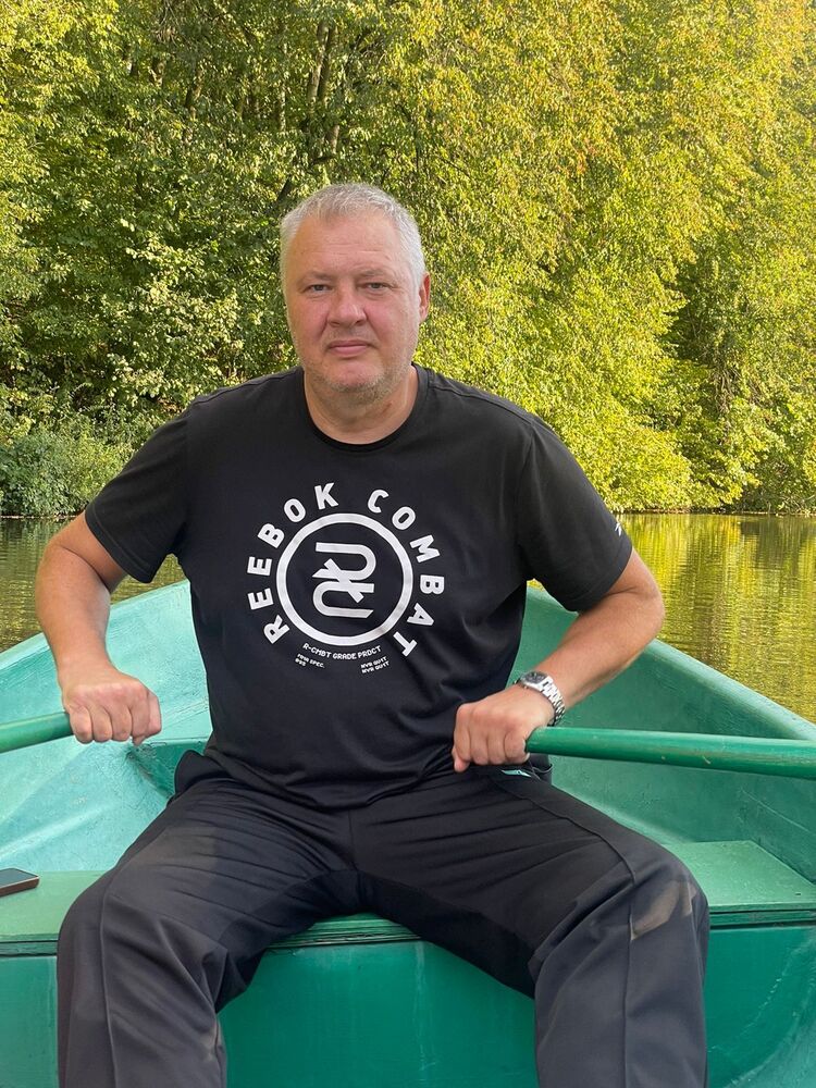  40625347  VIKTOR, 51 ,    