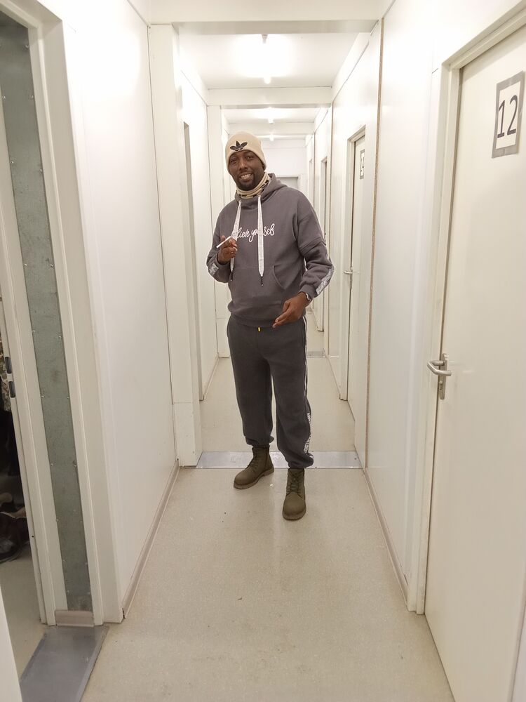  41155187  Daniel, 44 ,    