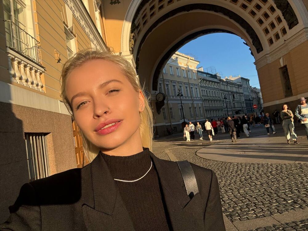  44282747  , 25 ,    -