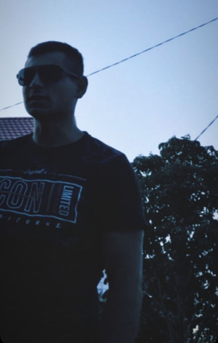 36220677  Narek, 26 ,    