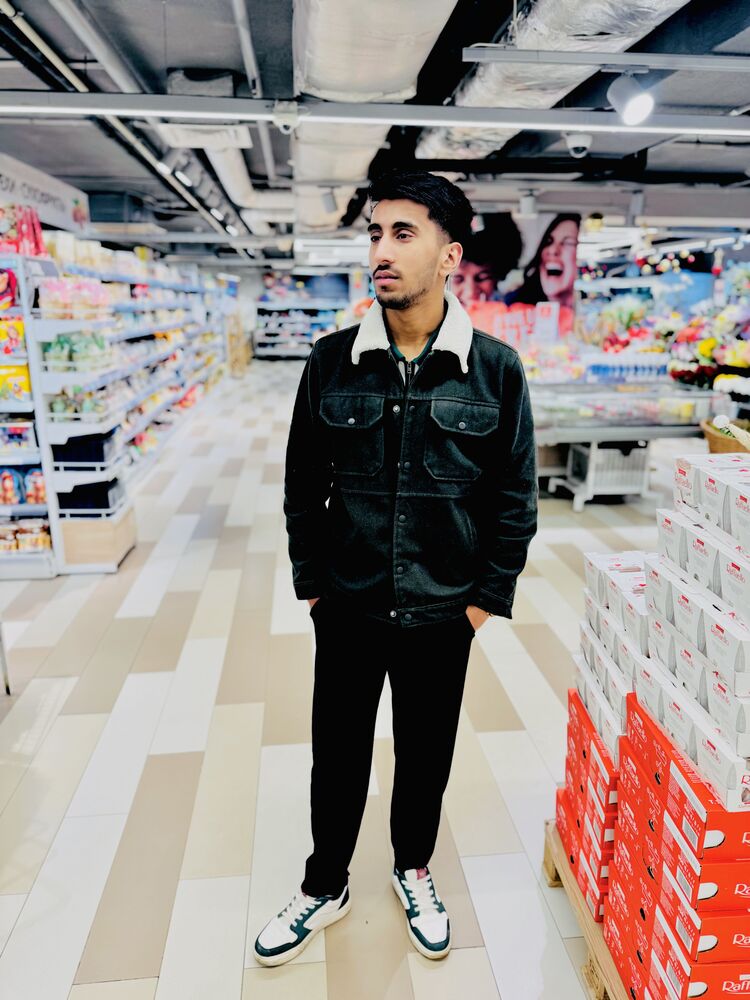  54758147  Ali Gohar, 24 ,    -