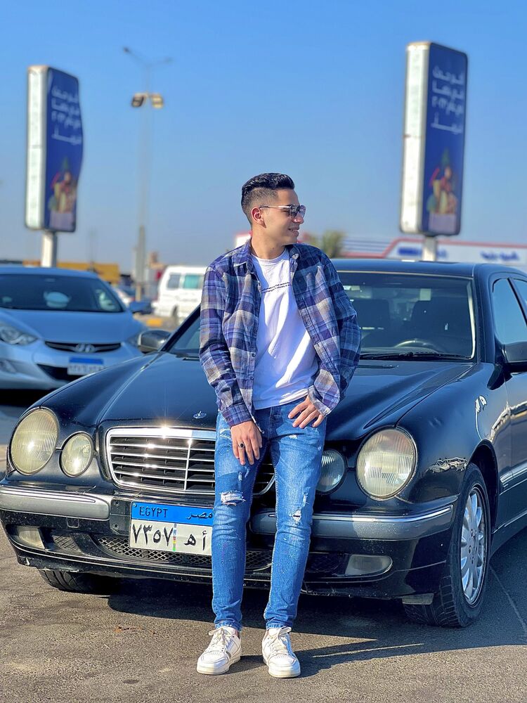  41962437  Youssef, 24 ,    