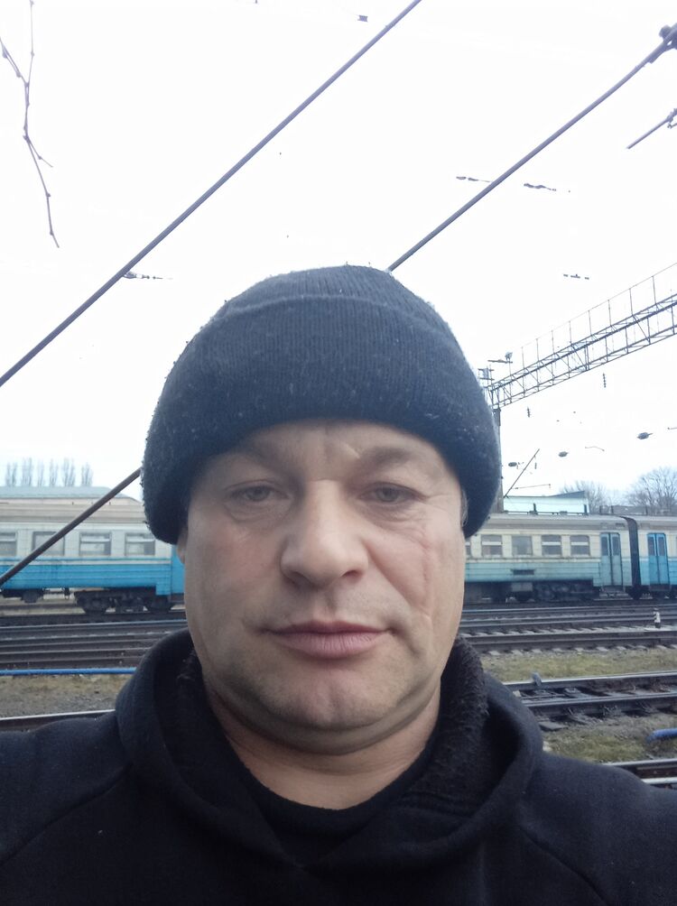  31204457  Viktor, 46 ,    