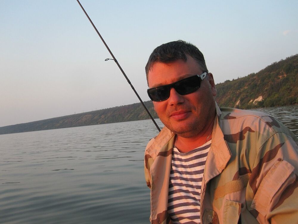  18725657  Viktor, 52 ,    