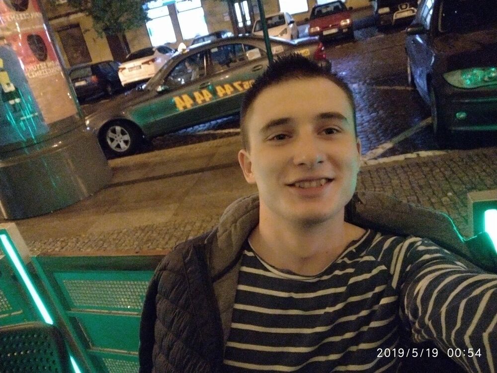  22207337  Rostyslav, 27 ,    