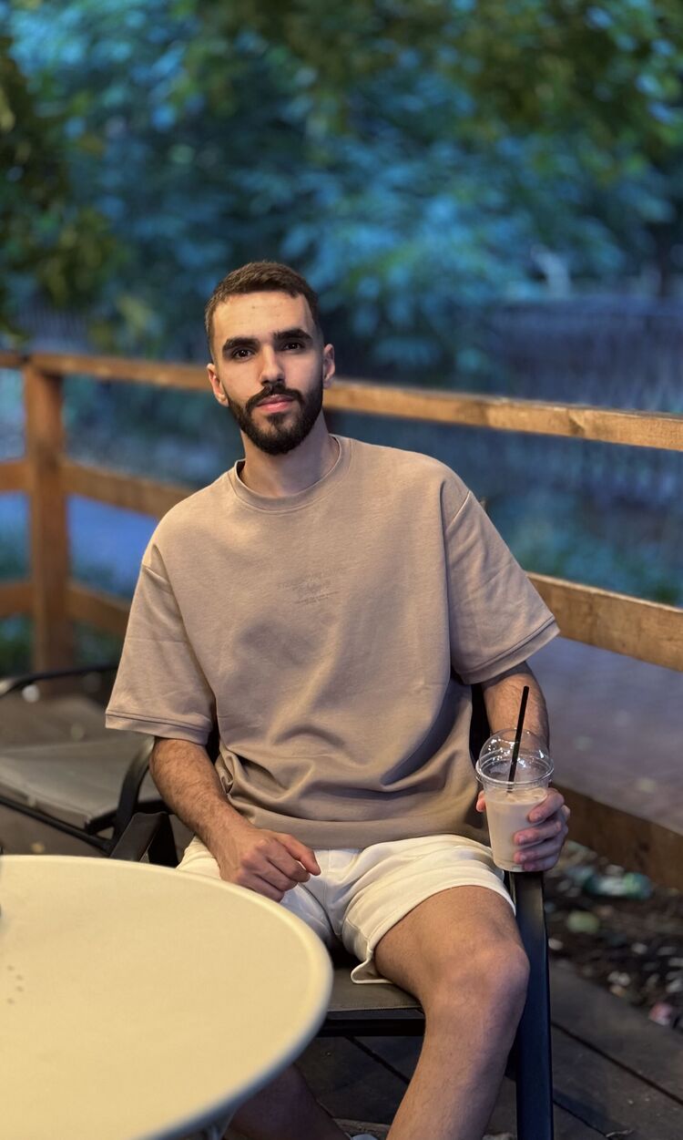  54476537  Daniel, 22 ,    