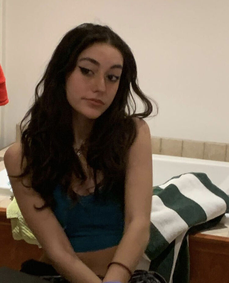 23290647  Julia, 23 ,    