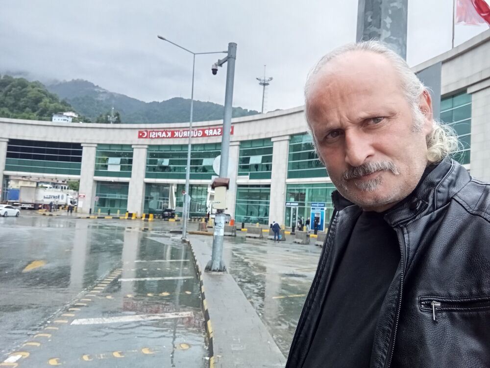  52981477  Esat, 47 ,    