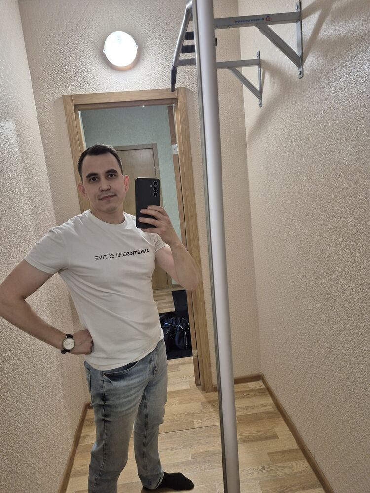  53721197  Mikhail, 32 ,    