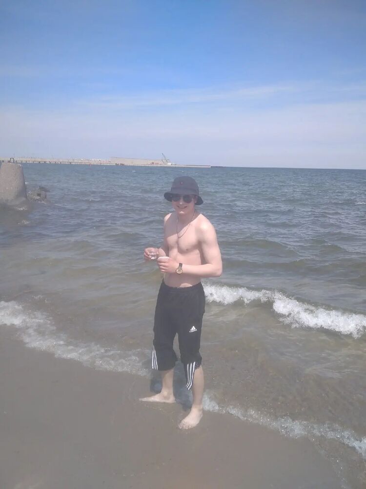  28241887  Viktor, 28 ,    