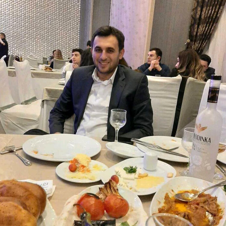  18908657  Elsad, 40 ,    